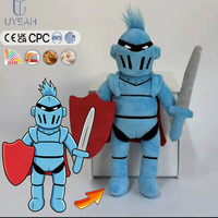 UYEAH CE OEM/ODM Peluche Personnalisée Soldat en Coton PP Doux, Jouet en Peluche Personnalisé, Mignonne Poupée Héroïque de Dessin Animé avec Casque et Cape Rouge