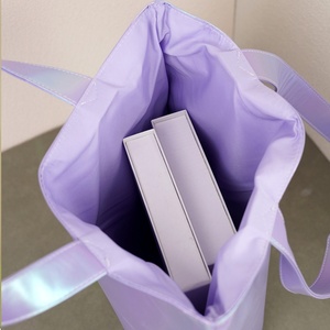 Bolso de Mano Impermeable Morado con Diseño Láser, Bolso Tote con Logotipo Impreso, Bolso de Regalo de Gran Capacidad, Bolso Holográfico para Mujer - Product Image 6