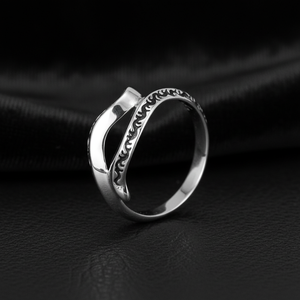 Bague gothique double couche en acier inoxydable 316 personnalisée pour homme, design croix élégant, textures contrastées, style masculin sombre - Product Image 1