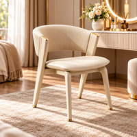 Chaise de salle à manger de luxe en cuir microfibre avec dossier incurvé brodé et pieds en bois – Chaise d'appoint moderne pour hôtel, restaurant (vente en gros)