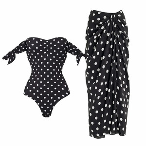 Ensemble de maillot de bain 2 pièces pour femme, motif pois, épaules dénudées, avec jupe longue froncée à fente latérale - Product Image 1