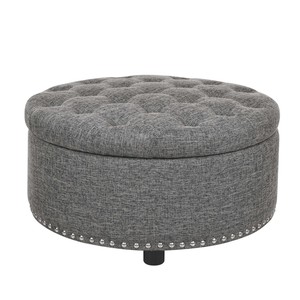 Pouf contenitore rotondo trapuntato in tessuto grigio con finiture a borchie e coperchio, ideale per soggiorno o camera da letto - Product Image 4