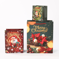 Sac cadeau de Noël rouge personnalisé en papier couché de luxe avec poignée torsadée, emballage artisanal recyclable pour les fêtes