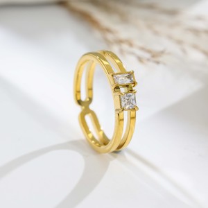 Anillo de Acero Inoxidable con Circonita Cuadrada de Doble Capa, Estilo Lujoso y Ligero, Accesorio Dorado Elegante para Regalo y Uso Diario - Product Image 1