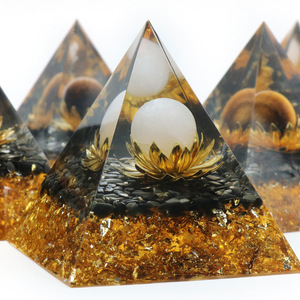 Commercio all'ingrosso 60MM resina piramide organica caduto pietra naturale cristallo curativo artigianato fatto a mano da Derco - Product Image 4