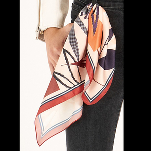 Pañuelo de cuello cuadrado pequeño de poliéster satinado con tacto de seda, estilo bandana floral étnica, con dobladillo a máquina, a la moda - Product Image 1
