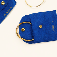 Pochette à bijoux élégante en microfibre bleue avec logo personnalisé et bouton doré pour l'emballage de cadeaux et d'accessoires de boutique