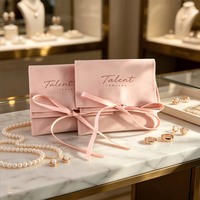 Pochette à bijoux en daim rose avec logo personnalisé et nœud en ruban, sac d'emballage de luxe en microfibre pour colliers, boucles d'oreilles et bagues