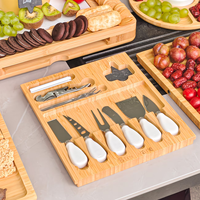 Gemakkelijk te onderhouden, draagbaar en perfect voor het serveren van eten; bamboe kaasplank met houten serveerschaal en messenset.