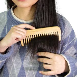 Peine de bambú hecho a mano antiestático con logotipo personalizado ecológico, superventas, peine de madera de dientes anchos para uso doméstico - Product Image 3