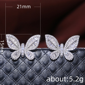 Orecchini a perno con cristalli a forma di farfalla da donna, eleganti e minimalisti, accessori moda per l'uso quotidiano - Product Image 6