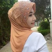 Luxuriöses muslimisches Kopftuch für Frauen: Aufwendige Stickerei, Strass und Perlen auf weichem Polyestergewebe. Elegantes, schlichtes Kopftuch.
