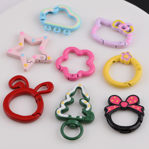 แหวนสปริงลายเพ้นท์น่ารัก อุปกรณ์ตกแต่งเครื่องประดับ DIY สำหรับกระเป๋า พวงกุญแจ ของตกแต่ง ชุบโลหะ ลายแมว รูปต้นคริสต์มาส - Product Image 1