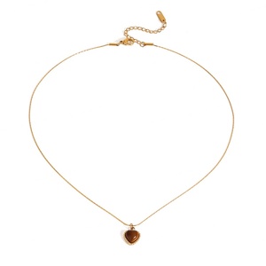 Collar de Acero Inoxidable con Forma de Corazón y Piedra Ojo de Tigre, Elegante y Versátil, Collar Dorado con Forma de Corazón para Mujer - Product Image 1