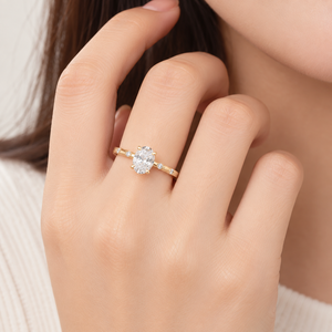 Bague solitaire en acier inoxydable avec zircon rond et accents pavés, disponible en or et en argent - Product Image 4