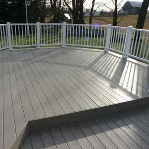 Plancher de terrasse extérieur sans couture gris fumée plancher de terrasse composite moderne synthétique wpc