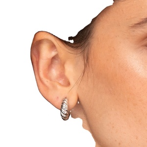 ต่างหูห่วงทรงโดมเกลียวแบบมินิมอลทำจากทองเหลืองสำหรับผู้หญิง - Product Image 6