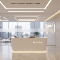 Comptoir d'accueil personnalisé blanc au design moderne avec logo rétroéclairé, forme, taille et couleur personnalisables pour hôpital, hôtel, bureau, immeuble