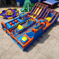 Parcours d'obstacles gonflable commercial avec toboggan géant, mur d'escalade et piscine à balles pour location en parc d'attractions extérieur