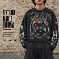 T-shirt à manches longues noir délavé personnalisé en tissu gaufré 280 g/m² avec imprimé graphique Racer et manches effet flamme, ourlet effiloché brut, style streetwear OEM ODM
