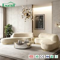 Canapé en cuir luxueux à dossier incurvé avec base en laiton, ensemble élégant pour salon, mobilier de villa, personnalisation pour toute la maison