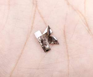 แหวนจี้รูปตัว K ประดับเพชรทรงเกลือพริกไทย 1.23 กะรัต ขนาด 10.1x7.5 มม. เพชรเลี้ยงในห้องปฏิบัติการ รับรองโดย IGI - Product Image 4