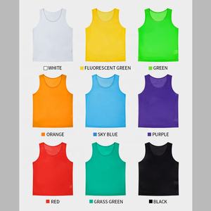 Baberos de fútbol de malla grande de 130GSM de alta calidad personalizados, chaleco de entrenamiento de fútbol Pinnie - Product Image 5