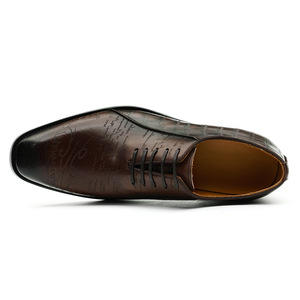 รองเท้าหนังวัวแท้สไตล์อ็อกซ์ฟอร์ดลายจระเข้วินเทจสำหรับผู้ชายสไตล์ยุโรปและอเมริกา เหมาะสำหรับงานธุรกิจ งานแต่งงาน และโอกาสทางการ - Product Image 3