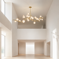Lustre Jingshi Lighting en forme de branche d'arbre dorée, avec des boules de verre laiteux denses sur un tige métallique courbée, lumière de plafond pour la maison au éclat chaleureux