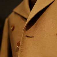Manteau long en laine sur mesure pour homme, couleur camel, silhouette longue, tissu structuré lisse, personnalisé pour un style formel intemporel pour les trajets quotidiens