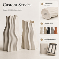 Ensemble de vases à fleurs en céramique nordique Jossin avec forme ondulée abstraite, finition blanche mate pour la décoration de salon