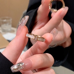 Anillo de titanio de diseño exclusivo con tres diamantes y efecto de gota de aceite, estilo ligero y lujoso para mujer, sin decoloración - Product Image 1