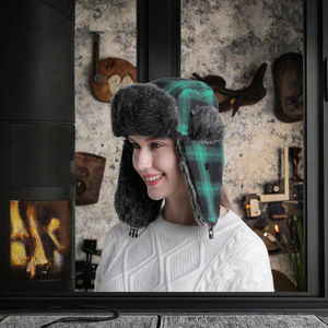 사용자 정의 로고 겨울 모자 남성 및 여성용 버팔로 격자 무늬 체크 가짜 모피 귀마개 기병 트랩퍼 모자 공급 업체 - Product Image 3