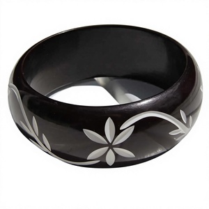 Brazaletes de Resina Negra Premium con Diseño de Hojas Blancas, Joyería Unisex Elegante de la Mejor Calidad - Product Image 4