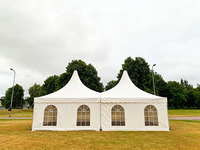 Tente Pagode Modulaire Robuste en Aluminium Imperméable, Chapiteau de Luxe à Toit Haut pour Événements, Fêtes et Mariages avec Fenêtres de Style Église