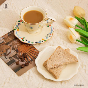 Juego de Taza y Platillo de Cerámica Estilo Francés con Diseño Floral, Forma Irregular, para Té de la Tarde, Personalizable - Product Image 2