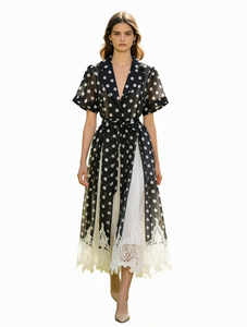 Robe midi élégante en mousseline de soie à pois noirs et blancs avec ourlet en dentelle, ceinture enveloppante, col en V, manches courtes, coupe ample, robe pour femmes été/printemps - Product Image 1