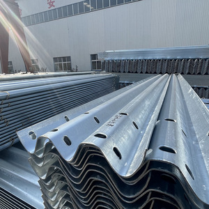 Acier <span class=keywords><strong>W</strong></span> <span class=keywords><strong>Beam</strong></span> Thrie <span class=keywords><strong>Beam</strong></span> Road Garde-corps Barrières de circulation Entretoise galvanisée à chaud Garde-corps routier utilisé - Product Image 4