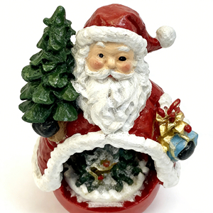 En stock : Ornement de Noël en résine Père Noël, mini scène de village de Noël avec arbre et boîte cadeau, décoration de table pour la maison - Product Image 3