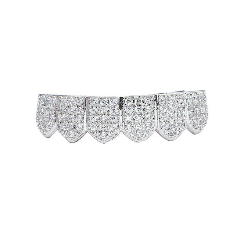 Argent en dessous des dents