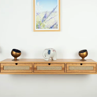 Table console flottante avec trois tiroirs en rotin en chêne massif