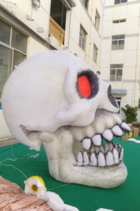 Decoração de Festival de Halloween, Esqueleto Inflável Colorido Suspenso, Cabeça de Caveira Inflável Assustadora com Iluminação LED - Product Image 4