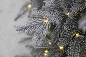 Sapin de Noël artificiel floqué pré-éclairé en gros, pin en PVC avec lumières multicolores incandescentes, blanc chaud - Product Image 3