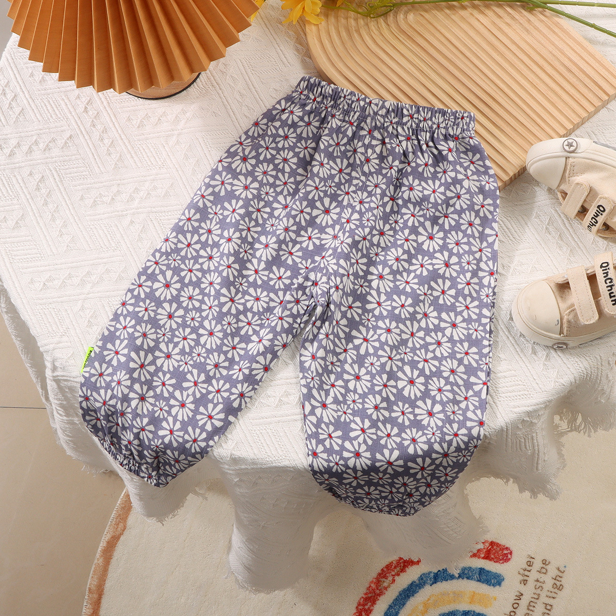 M001 Fond bleu avec motifs blancs