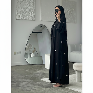 Abaya en soie noire de qualité supérieure pour adultes Moon Design inspiré des vêtements musulmans traditionnels pour toutes les saisons - Product Image 1
