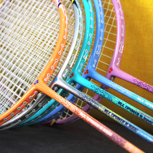 Raquette de <span class=keywords><strong>badminton</strong></span> professionnelle personnalisée entièrement en fibre de carbone dure/souple PU Grip Graphite Shaft Light Design DECOQ M9000 Outdoor - Product Image 3