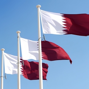 Compre banderas de Qatar Lujosas y duraderas Bandera de 3x5 pies Bandera NACIONAL DE Qatar Ondeando en el aire en Doha 160g Tela de poliéster tejida - Product Image 2