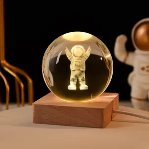 Pujing Großhandel k9 klar Weihnachten Kristall Glaskugel benutzer definierte Laser gravierte 3D-Logo Kristall kugel mit LED Holz sockel