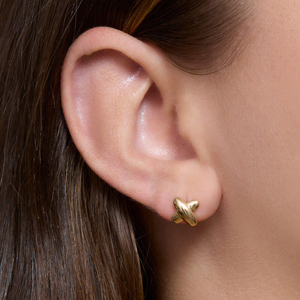 Bijoux minimalistesBoucles d'oreilles en forme de croix X plaquées or 18 carats pour femmes - Product Image 4