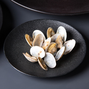 Assiettes à steak rondes peu profondes en céramique noire mate traditionnelles durables et écologiques pour les restaurants - Product Image 4